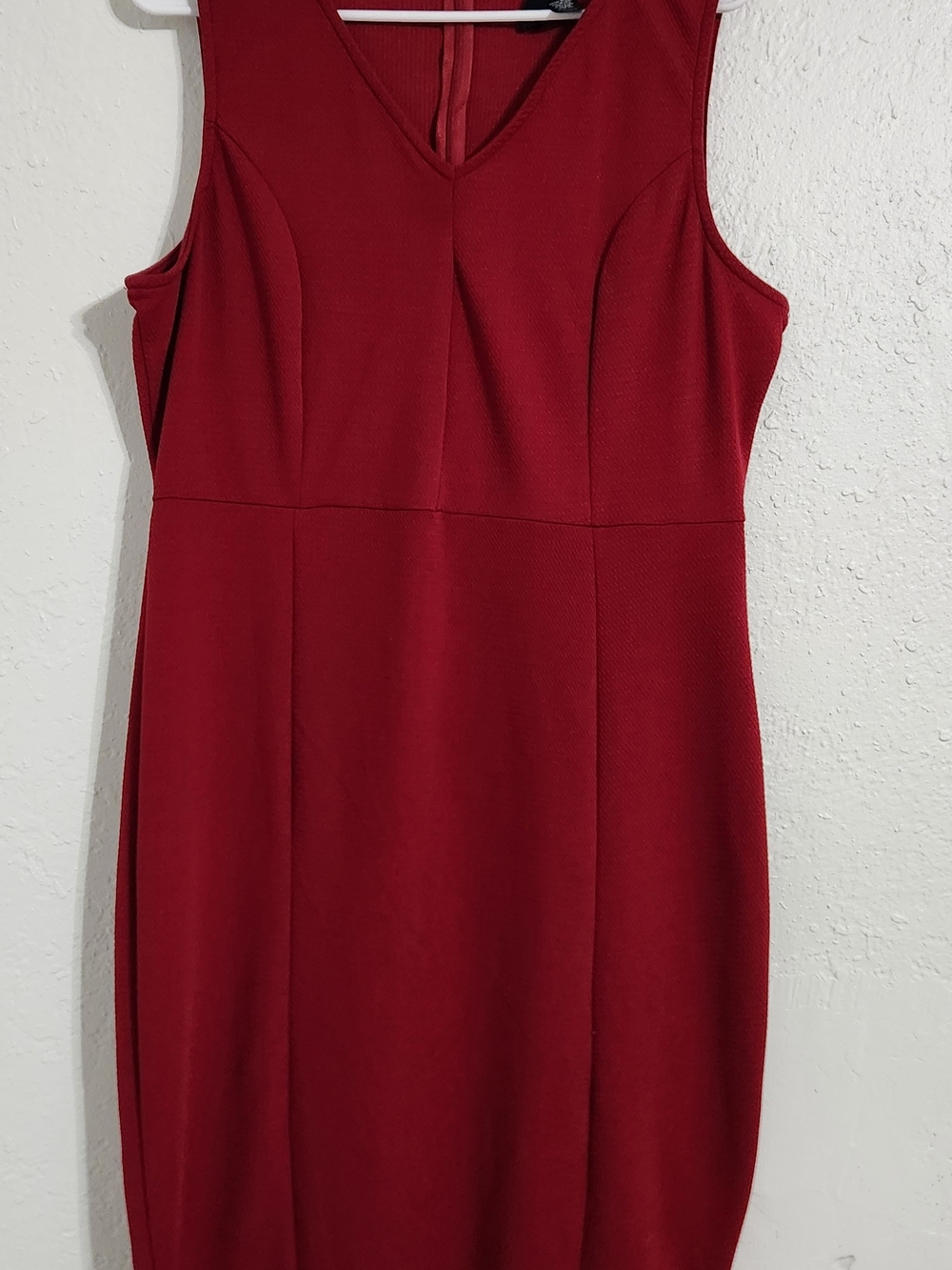 Agnes & Dora Sleeveless V-Neck Crimson Sheath Dress